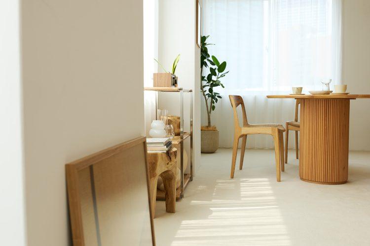 各方角の窓から自然光が入る明るい室内