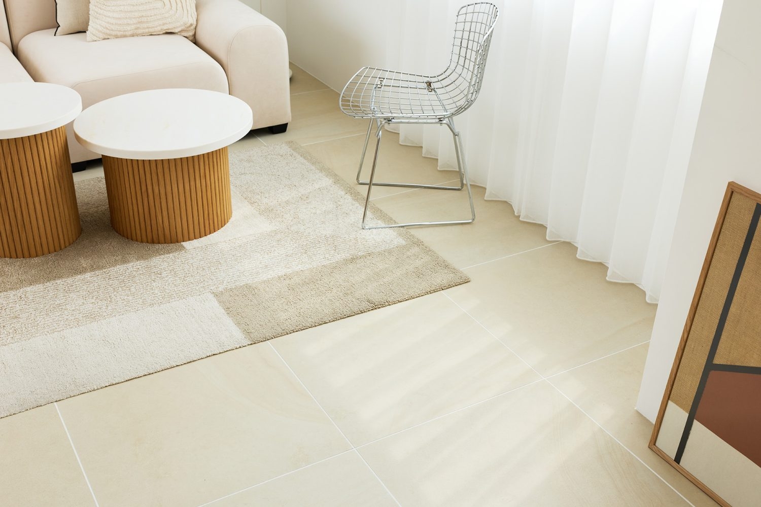 フランスのライムストーンをオマージュした床タイル