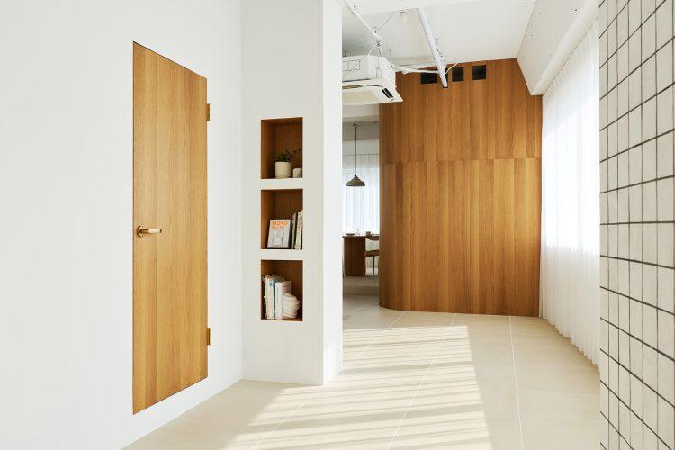 北側からダイニングのある南側に向かって