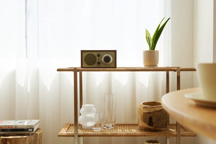 飾り棚とインテリア小物で背景をアレンジして