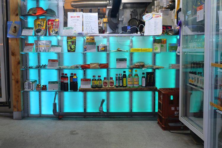 可変照明の壁とキオスク