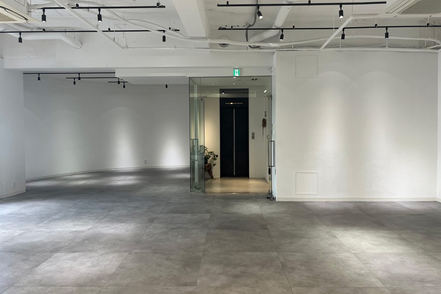 LEDスクリーン側から入口側