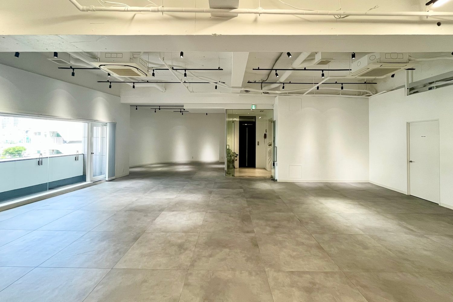 LEDスクリーン側から入口側