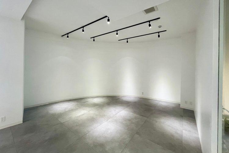 入口に向かって左側のアール白壁