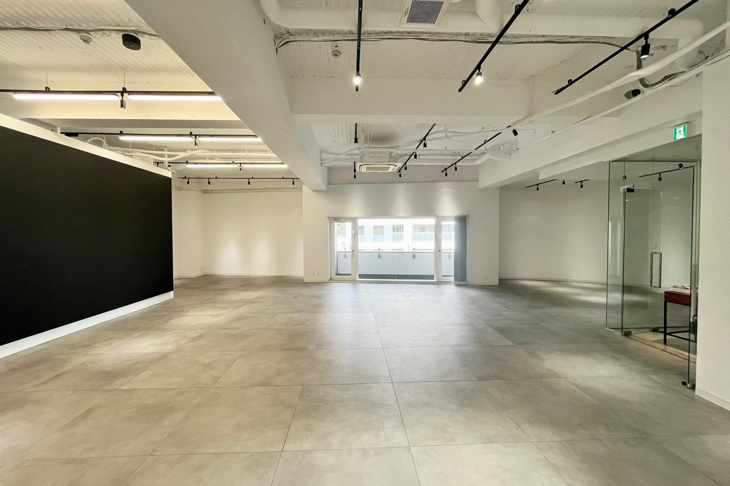 メイクルーム側からバルコニー側