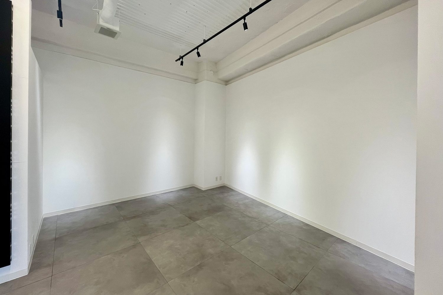 LEDスクリーン右側の白壁