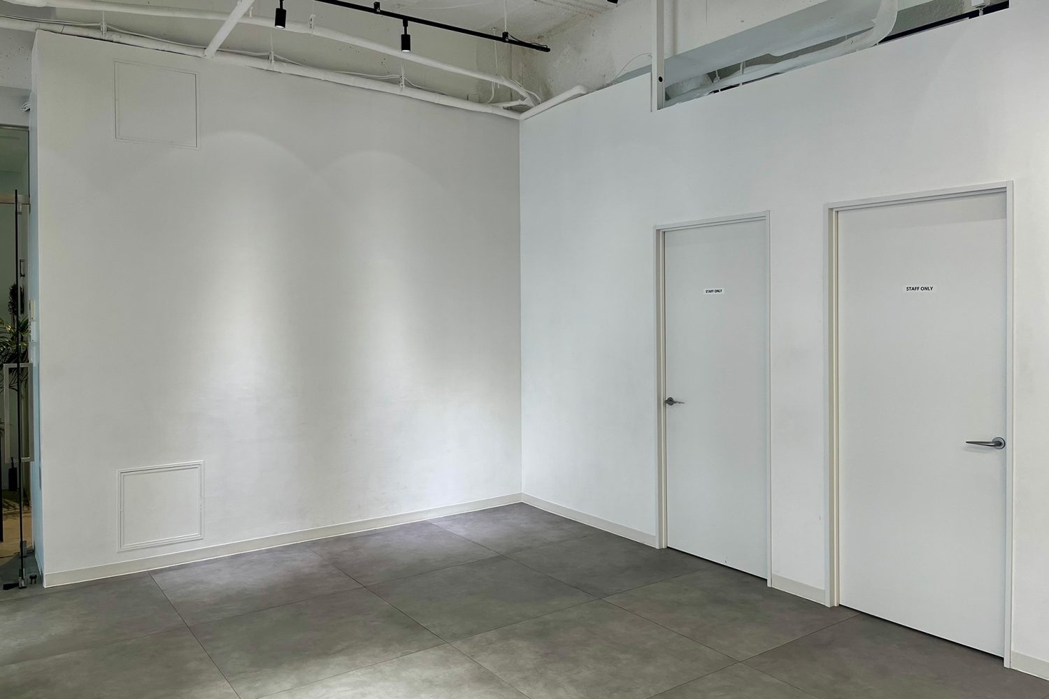 入口に向かって右側の白壁