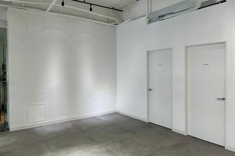 入口に向かって右側の白壁