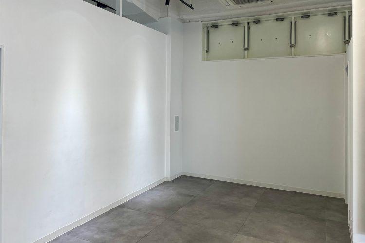 LEDスクリーン左側の白壁