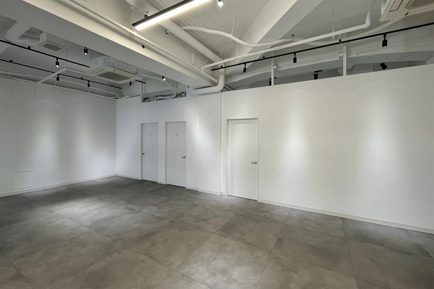 LEDスクリーン側からメイクルーム側