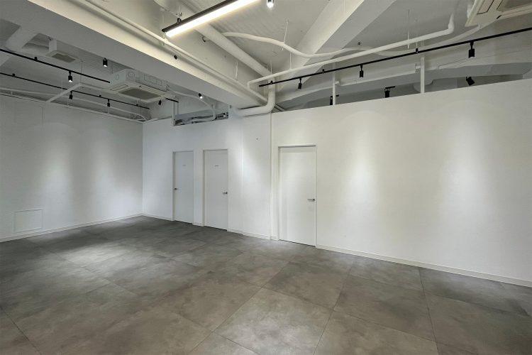 LEDスクリーン側からメイクルーム側