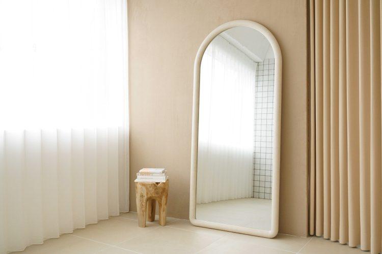 丸みのあるフレームが特徴のアーチ型全身ミラー