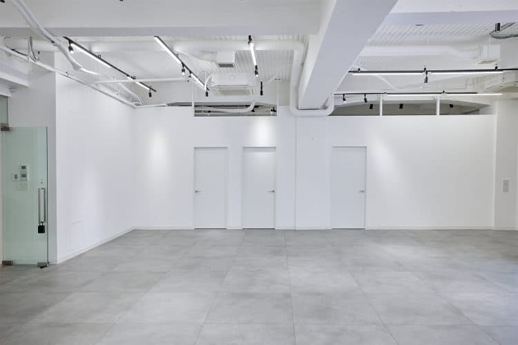 一番右の扉がメイクルーム入口