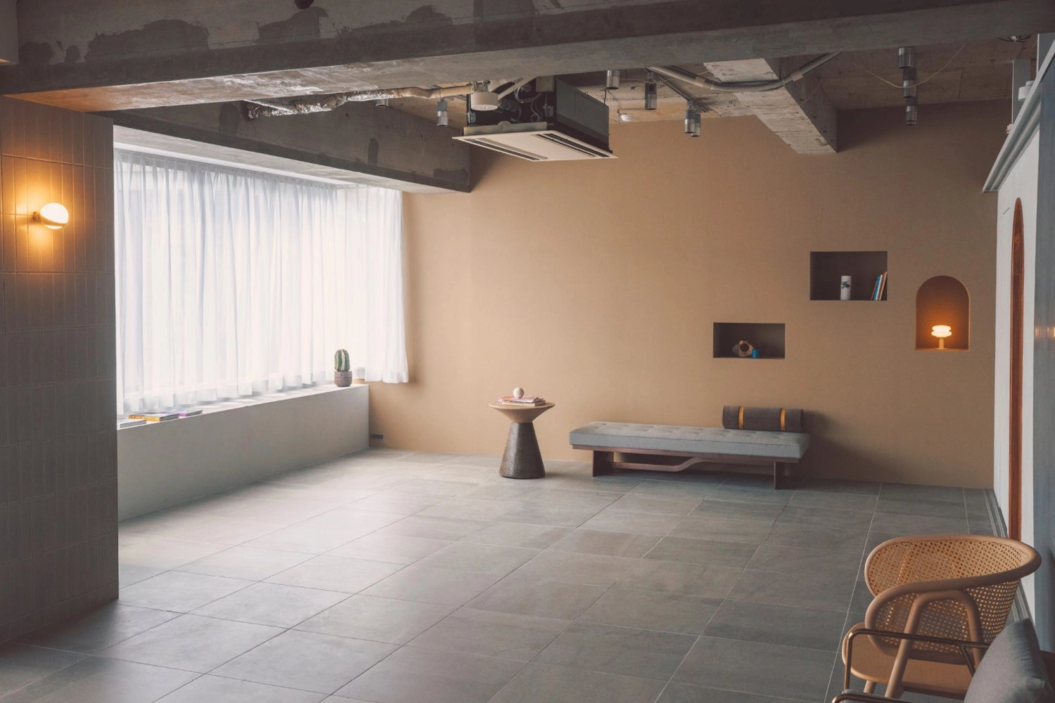 ベージュ壁と磁器タイルのモダンな空間