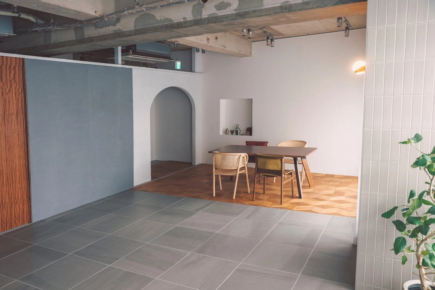 白壁とフローリングのやわらかな空間