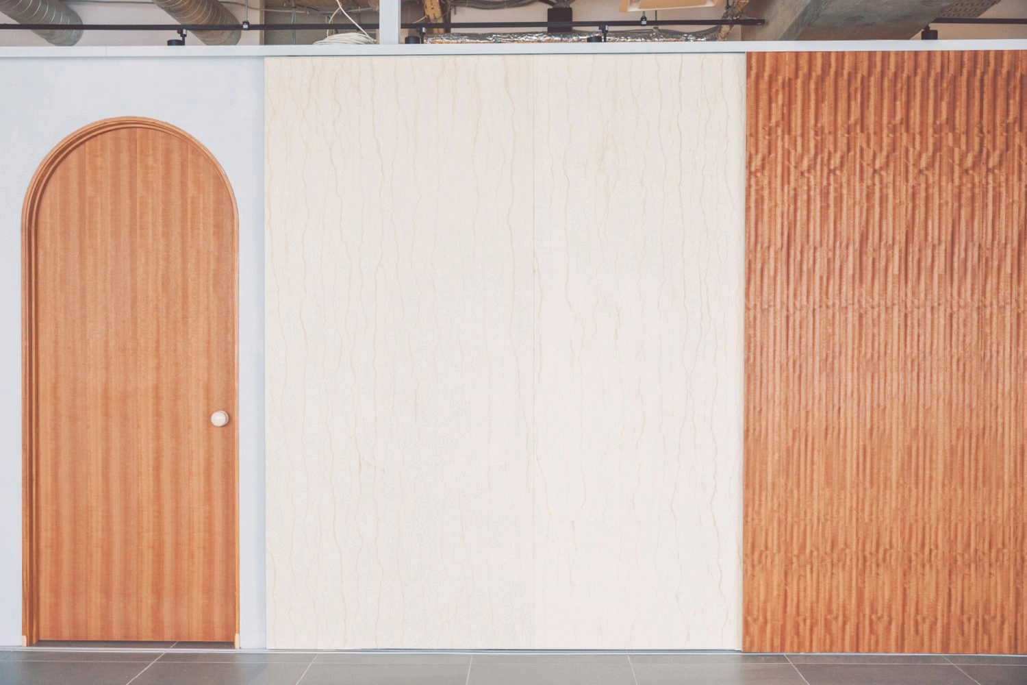 可動式ウォール(インド風の石壁・リアルウッド)