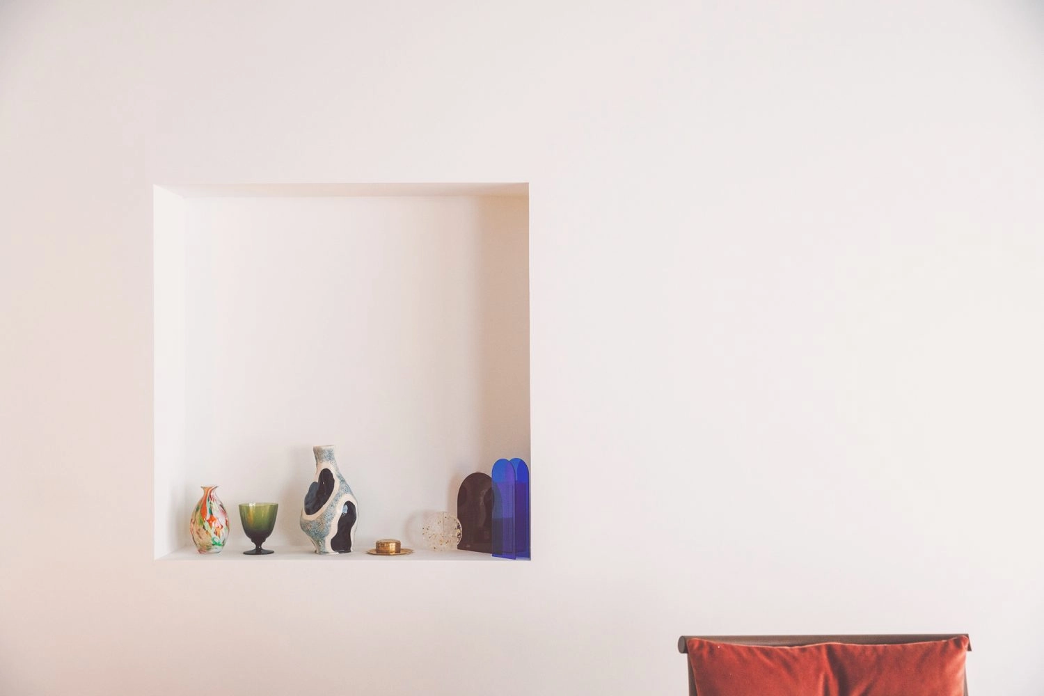 人が座れるサイズのニッチ棚