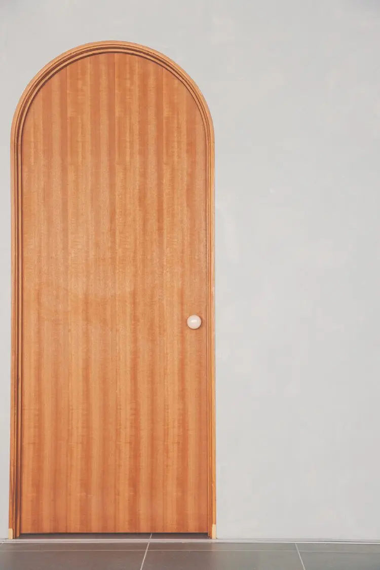 アーチ型のウッド扉
