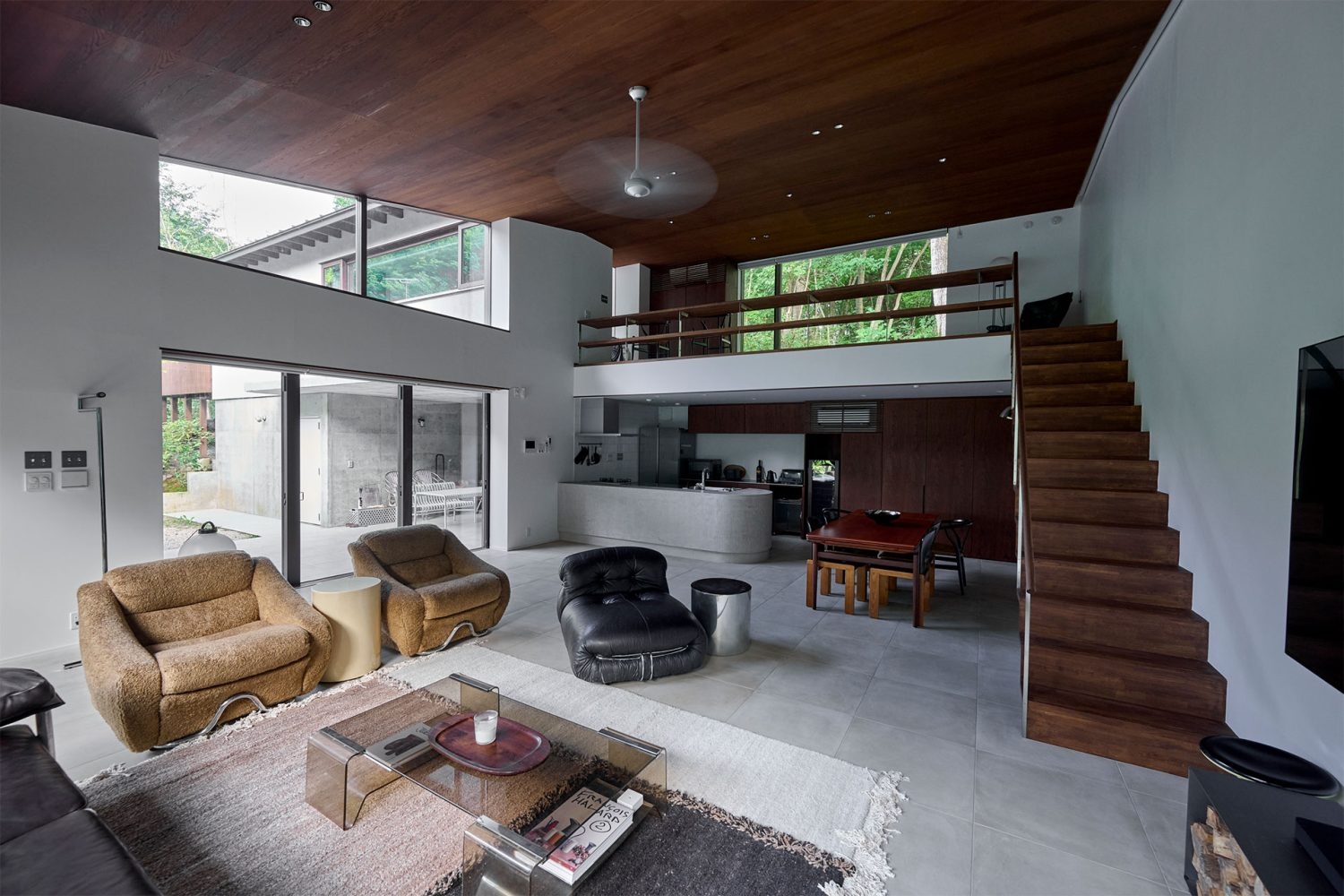 スキップフロアに続くインテリア性の高いリビング階段