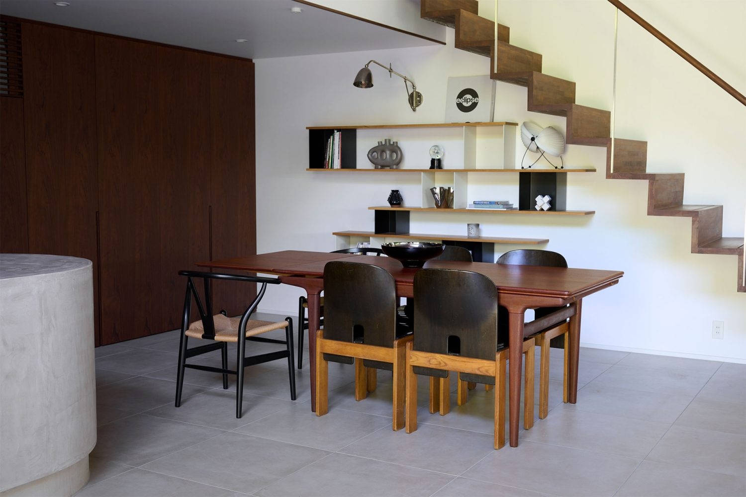 こだわりの造作棚にプロップを並べての撮影も