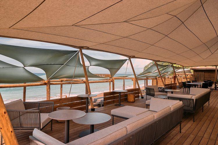 ソファ席が並ぶウッドデッキのメインフロア