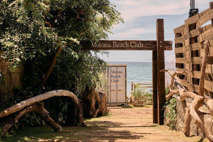 リゾート感たっぷりのアプローチ