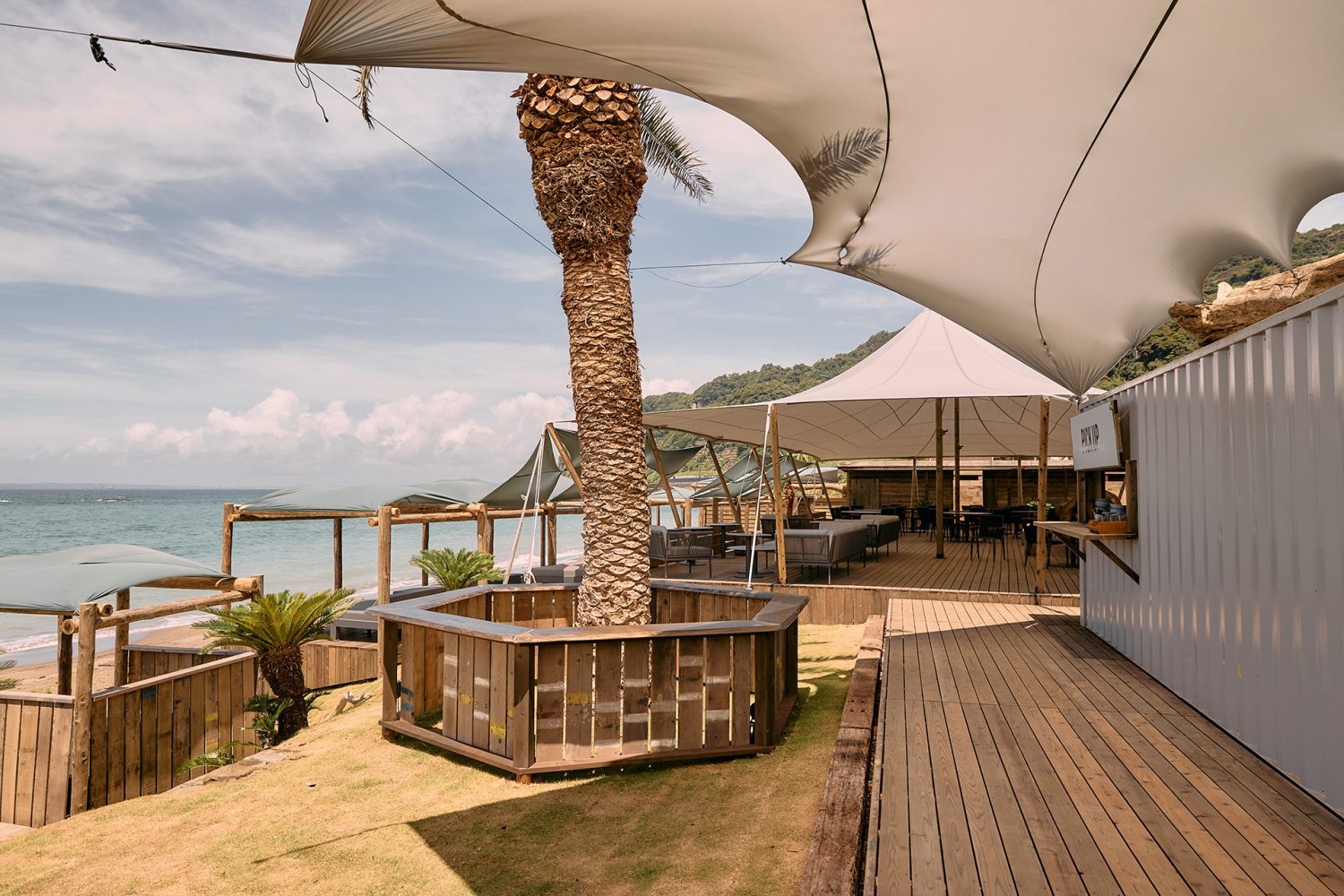 入口を抜けてメインフロアへ