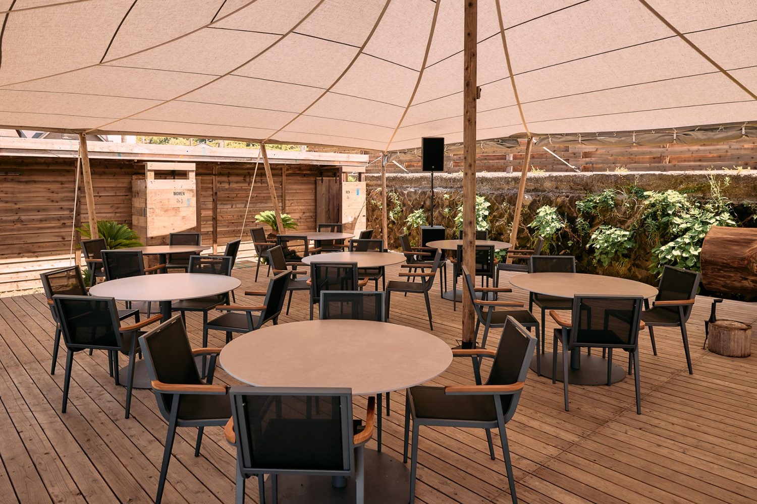 ウッドデッキに並ぶテーブル席