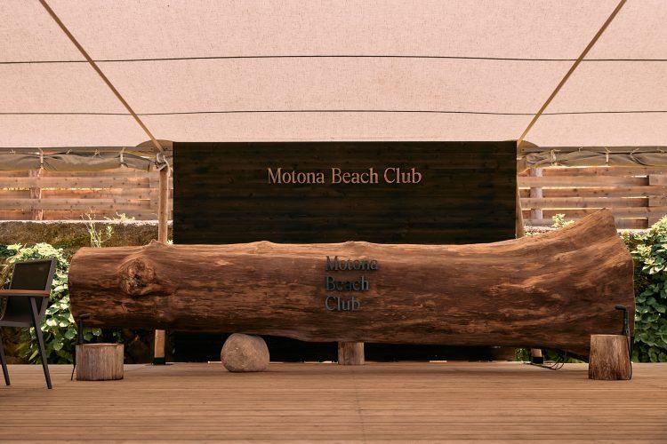 全長5.5mの巨木で作られたDJブース