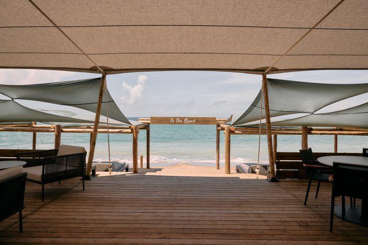 フロアからビーチに向かって