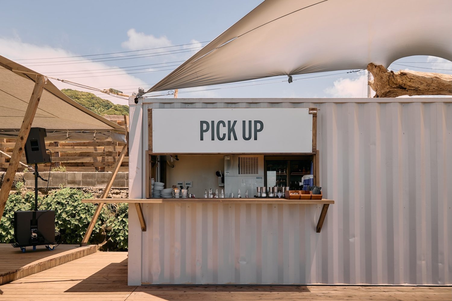 無骨なコンテナを背景に撮影も