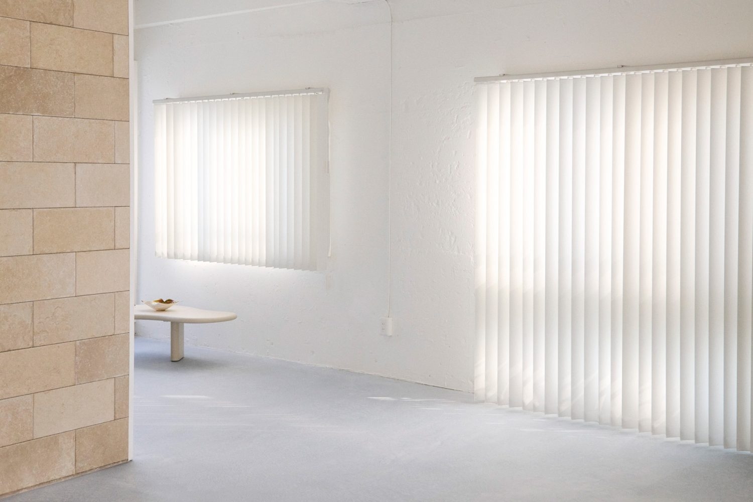 バーチカルブラインド越しに入るやさしい光