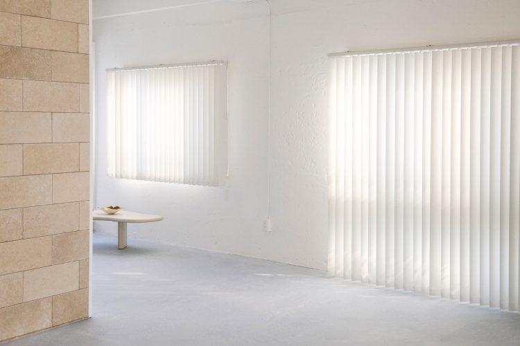 バーチカルブラインド越しに入るやさしい光