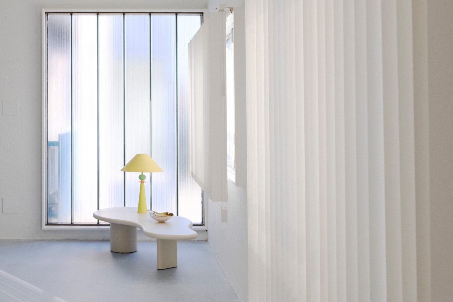 直線的ながらやさしさも感じられる空間