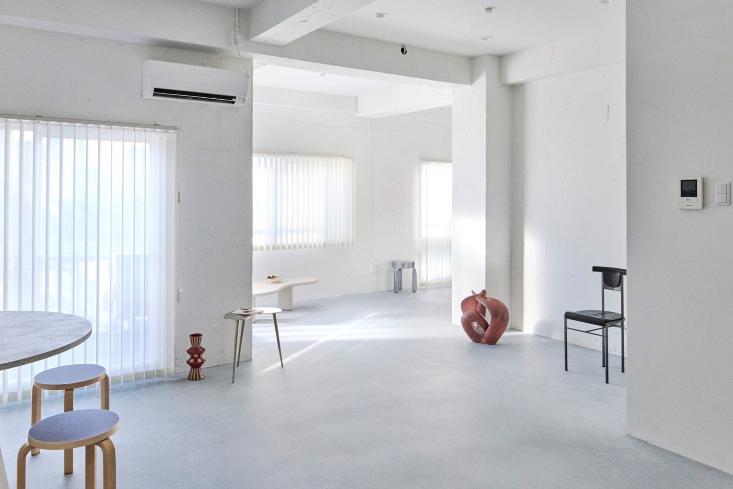 各所の窓から入るやわらかな自然光