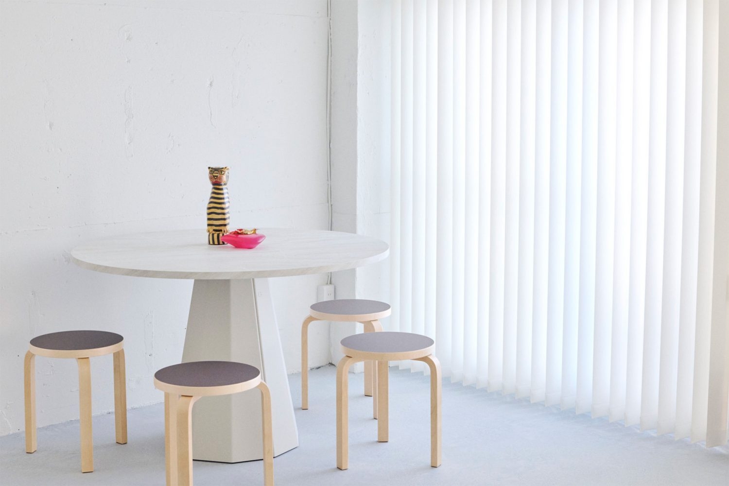 ラウンドテーブルで暮らしのシーンの撮影も