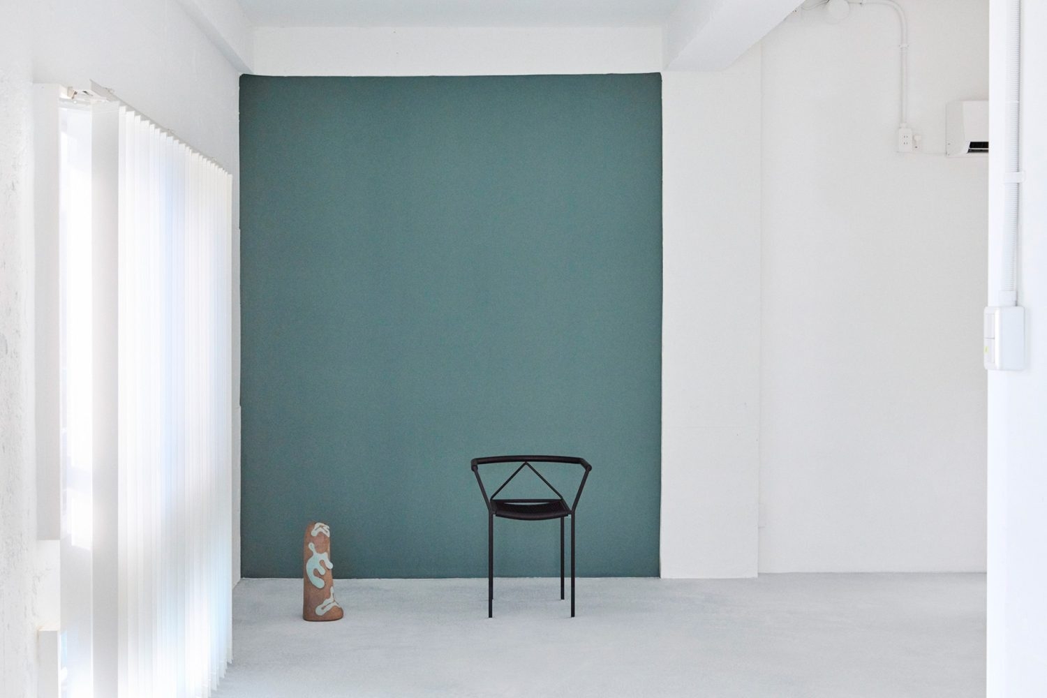 撮影のアクセントになるグリーンのカラー壁