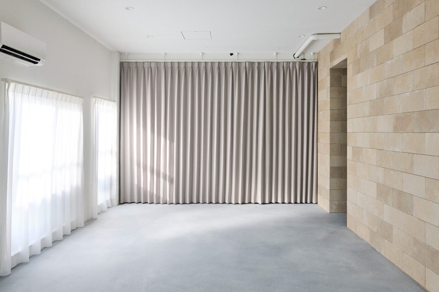 ベージュのカーテンの奥はメイクスペース