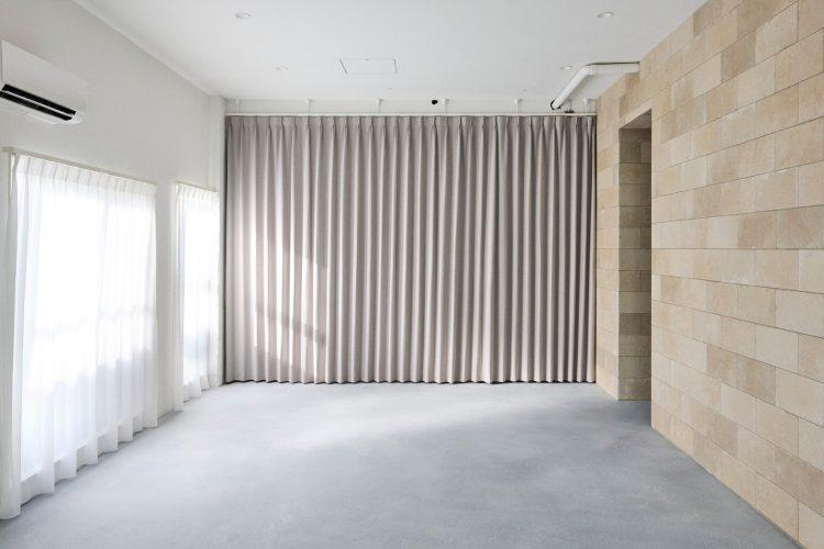 ベージュのカーテンの奥はメイクスペース