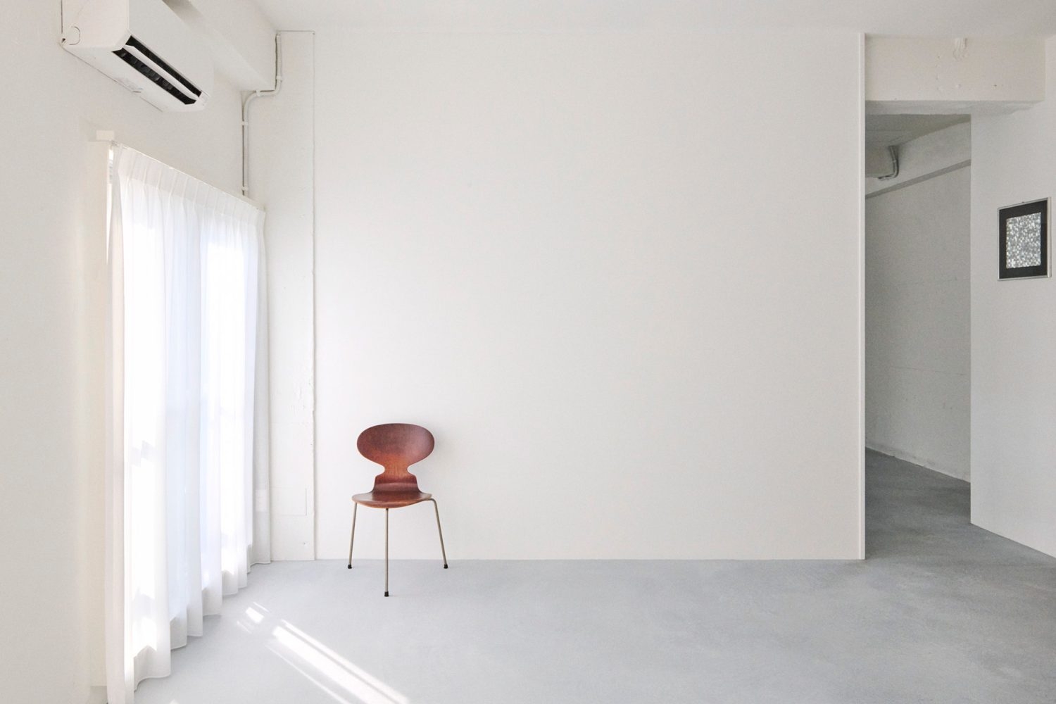 立ち姿の人物撮影に活躍するプレーンな白壁