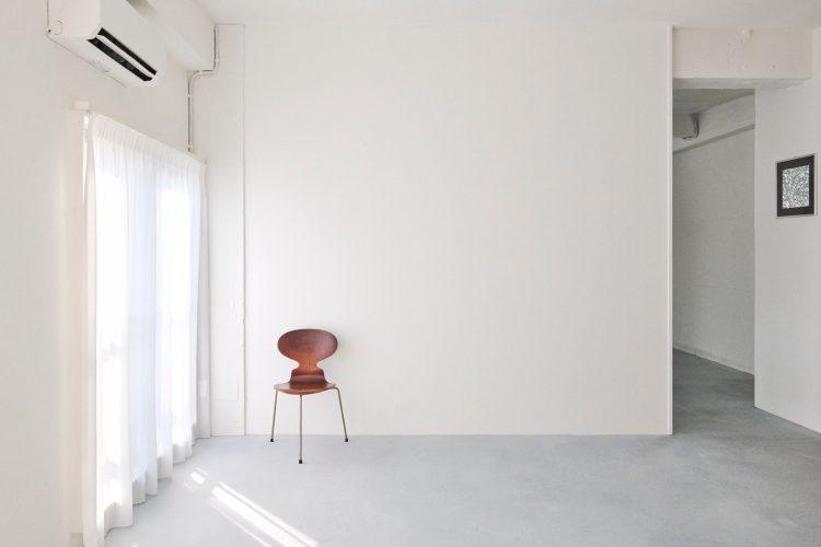 立ち姿の人物撮影に活躍するプレーンな白壁