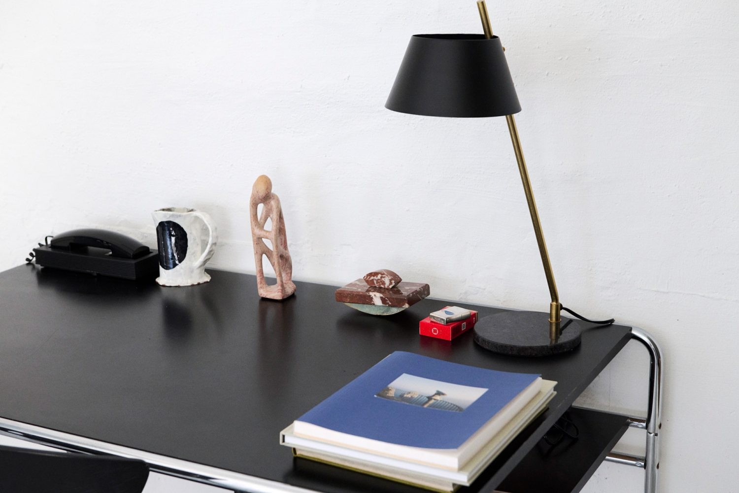 ブラックの天板を活かして小物の物撮りも