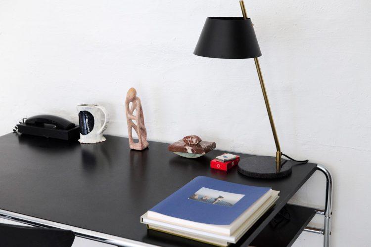 ブラックの天板を活かして小物の物撮りも