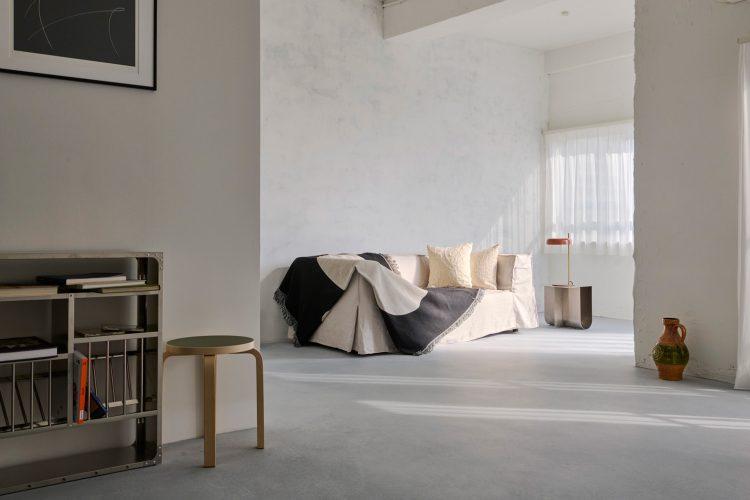 ソファでリラックス感のある人物撮影も