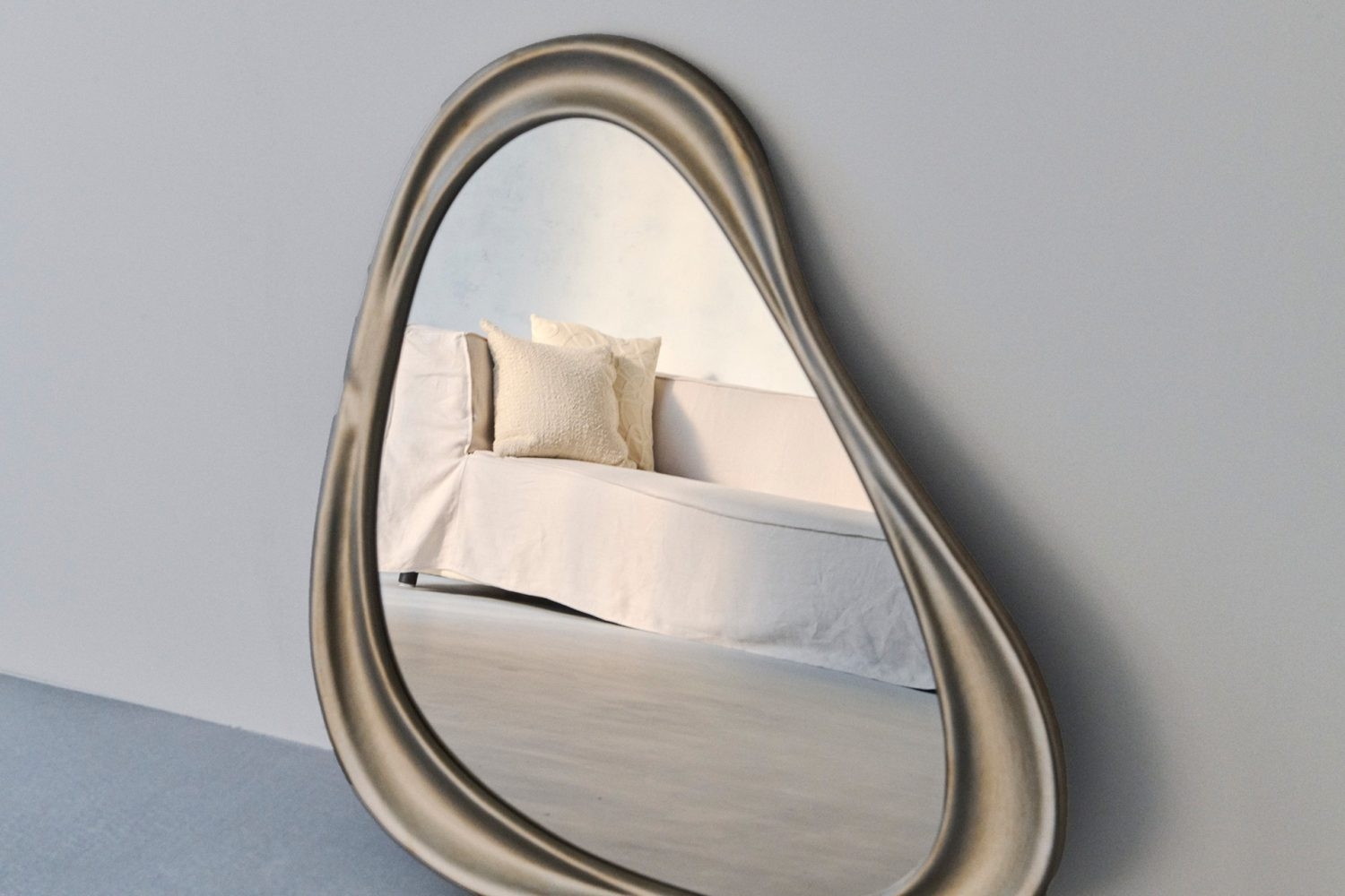 プロップのミラーを活かして印象的な撮影も