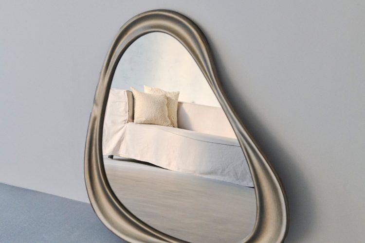 プロップのミラーを活かして印象的な撮影も