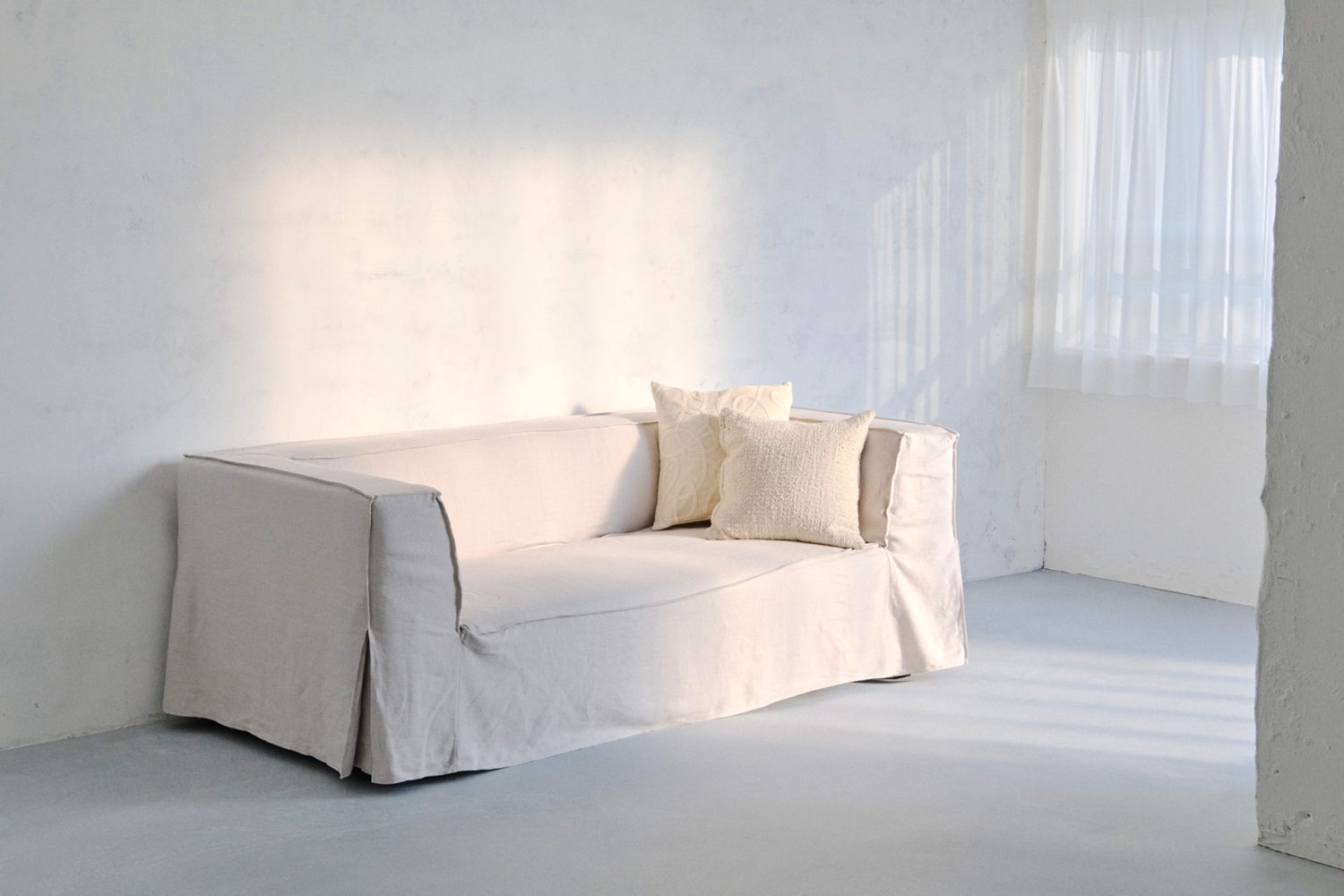 同系色で統一されたソファと西日の光