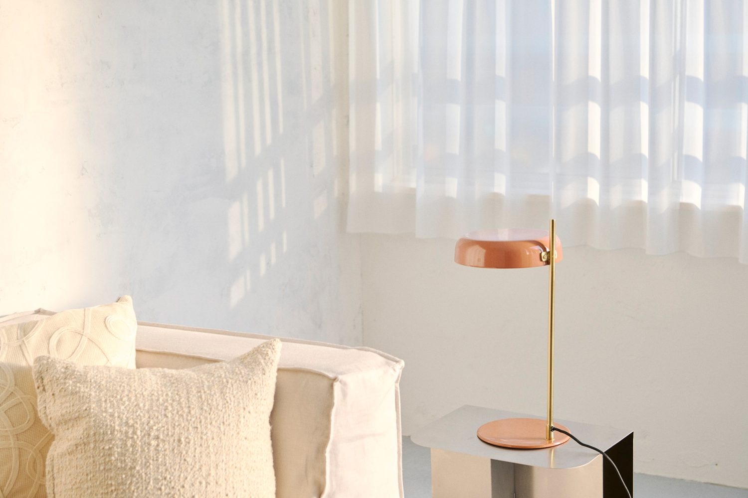 ソファとサイドテーブルを組み合わせて