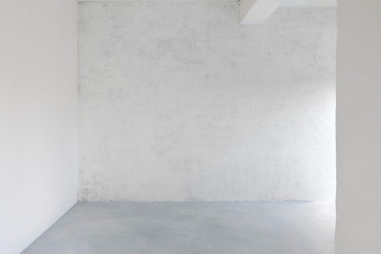 風合いのある白壁がファッション撮影に活躍