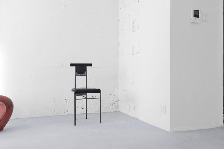 凹凸のある空間に映えるチェアプロップ